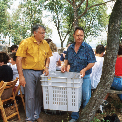 En Narcís Munsó i en Narcís Vilella dos integrants del taller d'història col·laborant en la preparació d'un dels dinars que periòdicament es porten a cap a dalt de Sant Jordi.