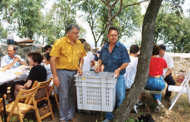 En Narcís Munsó i en Narcís Vilella dos integrants del taller d'història col·laborant en la preparació d'un dels dinars que periòdicament es porten a cap a dalt de Sant Jordi.