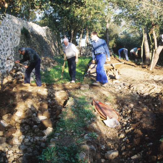 Treballs de desenrunament del fossar de la cara sud per reconstruir els murs exteriors