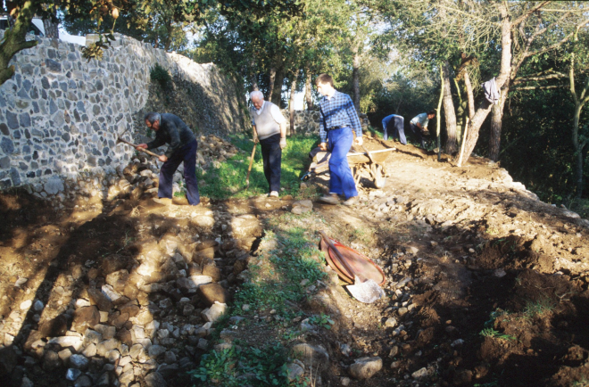 Treballs de desenrunament del fossar de la cara sud per reconstruir els murs exteriors