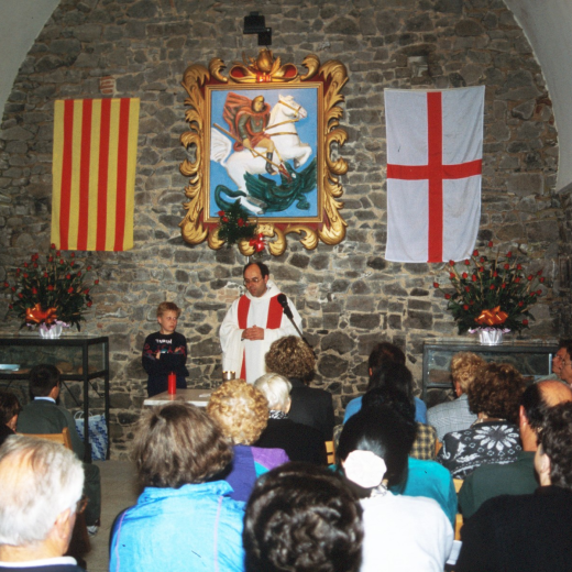 El Sr. rector de Maçanet Mn Josep Puig celebrant la missa a la capella de Sant Jordi el dia de l'aplec