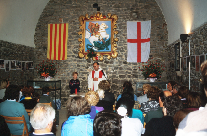 El Sr. rector de Maçanet Mn Josep Puig celebrant la missa a la capella de Sant Jordi el dia de l'aplec