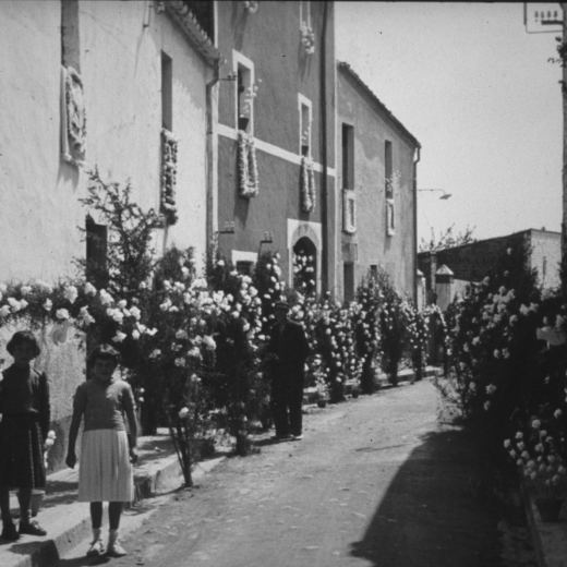 Vinguda de la Nostra Sra. de Fàtima l'abril del 1951.

Detall del carrer migdia amb fatxades de can Sant, Ca l'Abel i Ca l'Hidalgo.