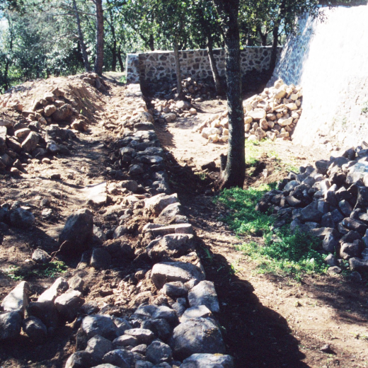 Estat de destrucció en que es trobaven els murs del fossar del castell de Torcafelló abans de reconstruir-se