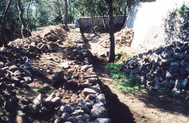 Estat de destrucció en que es trobaven els murs del fossar del castell de Torcafelló abans de reconstruir-se