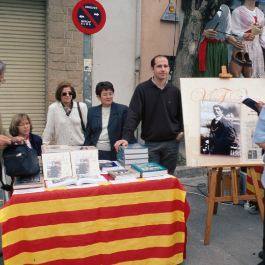 Parada de venda de llibres del Taller d'història a la fira artesanal. 

D'esquerra a dreta: Narcís Munsó, Glòria Caballé, Angela Artigas, Assumpció Artigas i Josep Costa.