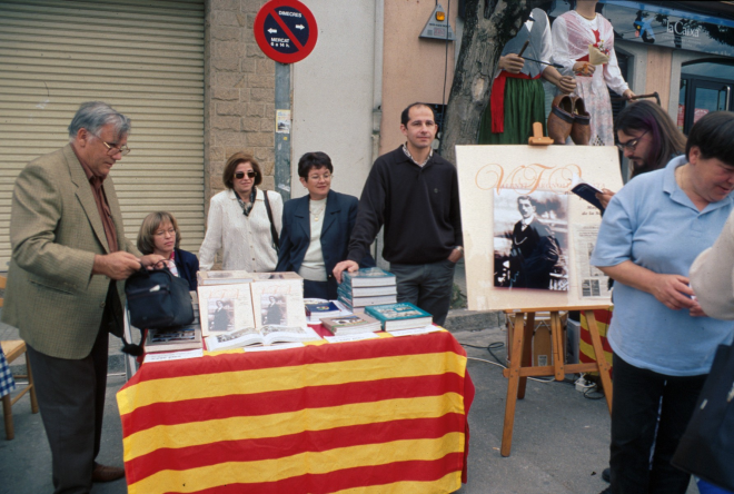 Parada de venda de llibres del Taller d'història a la fira artesanal. 

D'esquerra a dreta: Narcís Munsó, Glòria Caballé, Angela Artigas, Assumpció Artigas i Josep Costa.