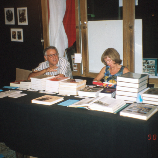 Exposició de fotografies i venda de llibres del taller d'història per la festa major del 98. En Narcís Munsó i la Glòria Caballé en la taula de venda de llibres.