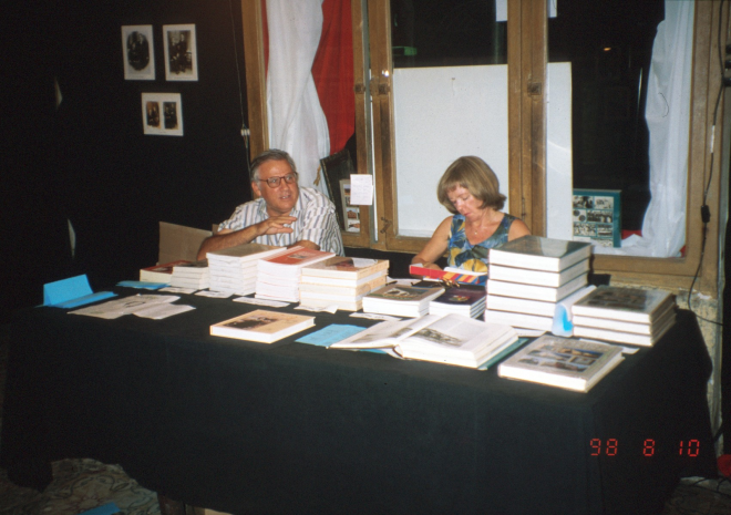 Exposició de fotografies i venda de llibres del taller d'història per la festa major del 98. En Narcís Munsó i la Glòria Caballé en la taula de venda de llibres.