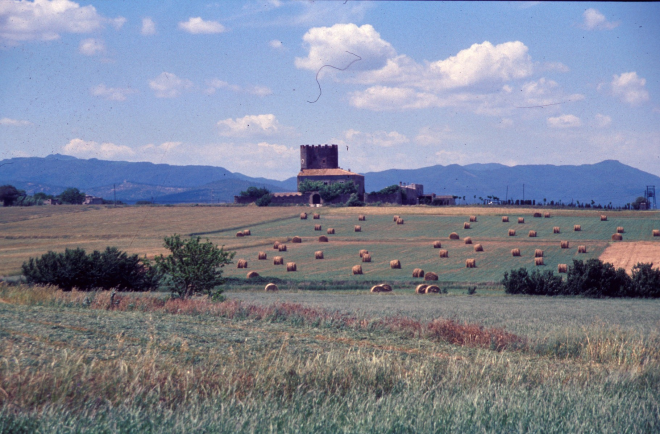 Perspectiva de la Torre de Marata i al fons les muntanyes de Les Guilleries i la serralada de Santa Bàrbara.