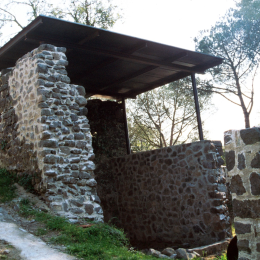 Els murs dels fossars de Torcafelló ja recontruíts i una vista de l'antiga cisterna de la fortalesa