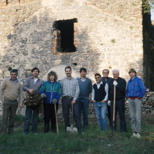 Un dels primers grups de treball del taller d'història quan es començaven les tasques de neteja i restauració del conjunt del castell de Torcafelló.

D'esquerra a dreta: Juli Campeny, Josep Costa, Montserrat Rieradevall, Joan Colls, Antoni Planas, Francesc Guinart, Josep Reyner, Martí Tomàs i Adam Planas