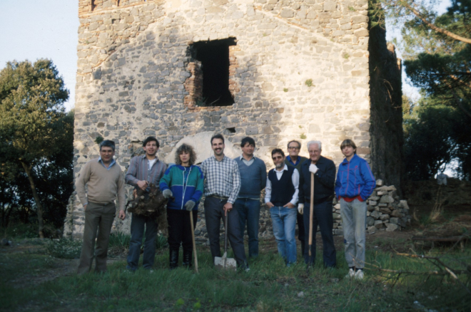 Un dels primers grups de treball del taller d'història quan es començaven les tasques de neteja i restauració del conjunt del castell de Torcafelló.

D'esquerra a dreta: Juli Campeny, Josep Costa, Montserrat Rieradevall, Joan Colls, Antoni Planas, Francesc Guinart, Josep Reyner, Martí Tomàs i Adam Planas