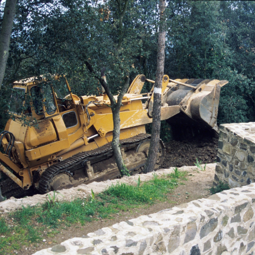 Treballs d'obertura del camí que envolta el castell de Torcafelló
