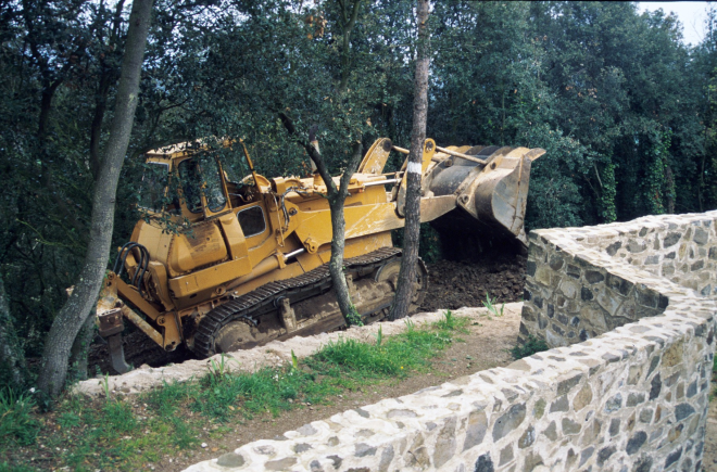 Treballs d'obertura del camí que envolta el castell de Torcafelló
