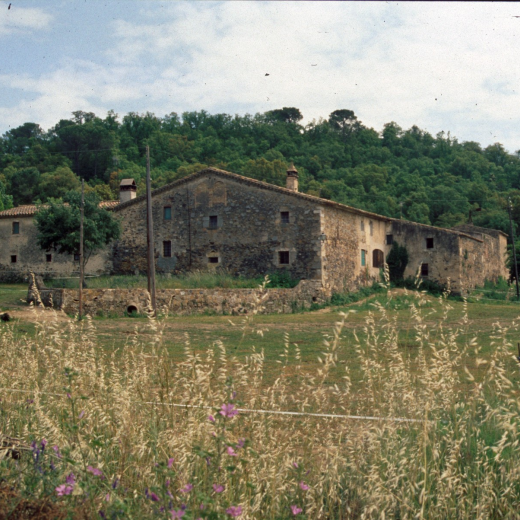 Vista de la masia Can Carbonell
