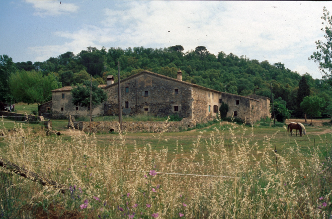 Vista de la masia Can Carbonell