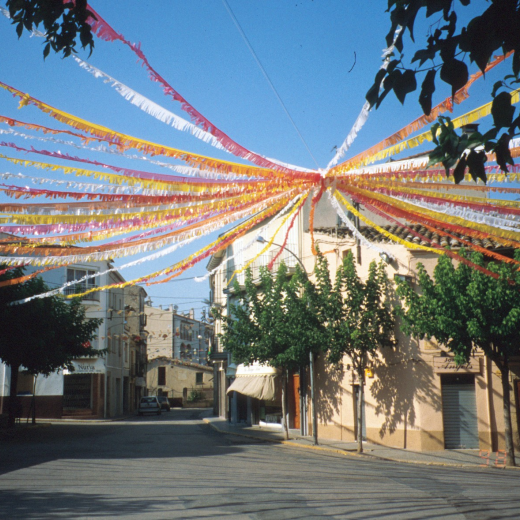 La plaça de l'Església engalanada amb motiu de la Festa Major