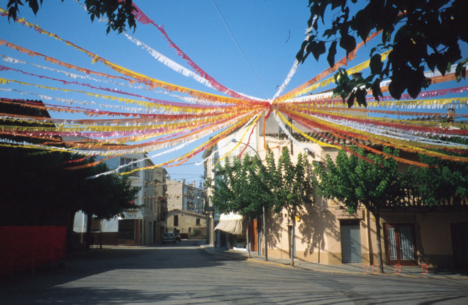 La plaça de l'Església engalanada amb motiu de la Festa Major