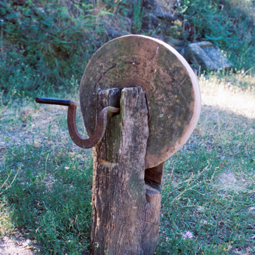 Una rudimentària mola d'esmolar a Can Dalemus. Era aquest un estri que hi havia a totes les cases de pagès per poder tenir esmolades i a punt totes les eines de tall que s'utilitzaven en les diferents feines del camp