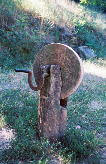 Una rudimentària mola d'esmolar a Can Dalemus. Era aquest un estri que hi havia a totes les cases de pagès per poder tenir esmolades i a punt totes les eines de tall que s'utilitzaven en les diferents feines del camp