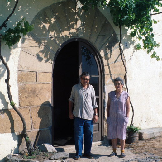 El matrimoni Salvador Ciurana i M Teresa Planassón els actuals propietaris de la masia Can Garriga i continuadors de l'explotació agrícola de la finca, que havia estat comprada pel besavi d'en Salvador, Manel Ciurana l'any 1912