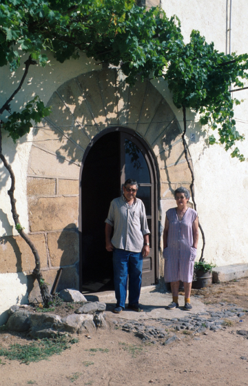 El matrimoni Salvador Ciurana i M Teresa Planassón els actuals propietaris de la masia Can Garriga i continuadors de l'explotació agrícola de la finca, que havia estat comprada pel besavi d'en Salvador, Manel Ciurana l'any 1912