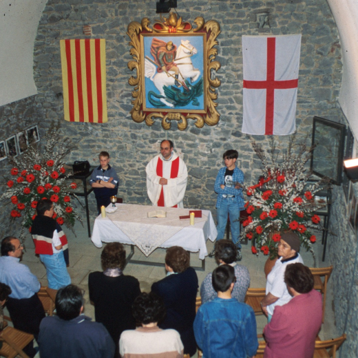 El Sr. rector de Maçanet, Mn Josep Puig celebrant la missa a la capella de Sant Jordi per l'aplec d'aquest any