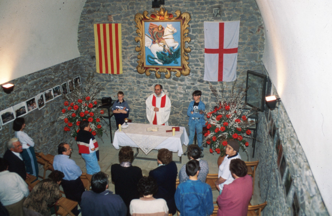 El Sr. rector de Maçanet, Mn Josep Puig celebrant la missa a la capella de Sant Jordi per l'aplec d'aquest any