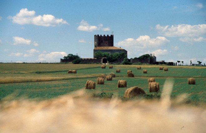 Una altra magnífica panoràmica de la Torre de Marata amb el camp escampat de bales de ferratge pendents d'esser recollides pels pagesos.