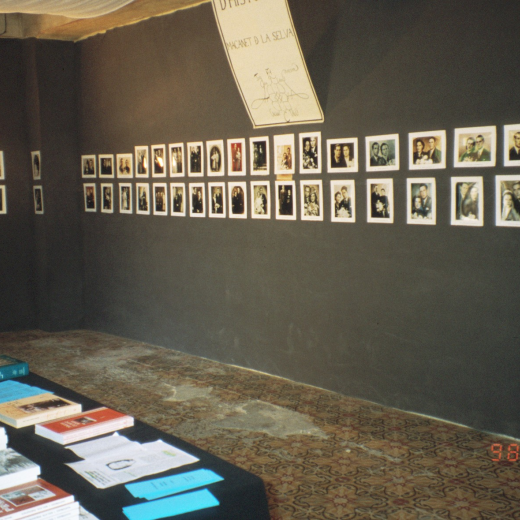 L'exposició de fotografies que ha muntat el taller d'història dedicada per segon any consecutiu a fotos de casametn antigues de parelles de maçanet, preparada per ser oberta a la vista del públic.