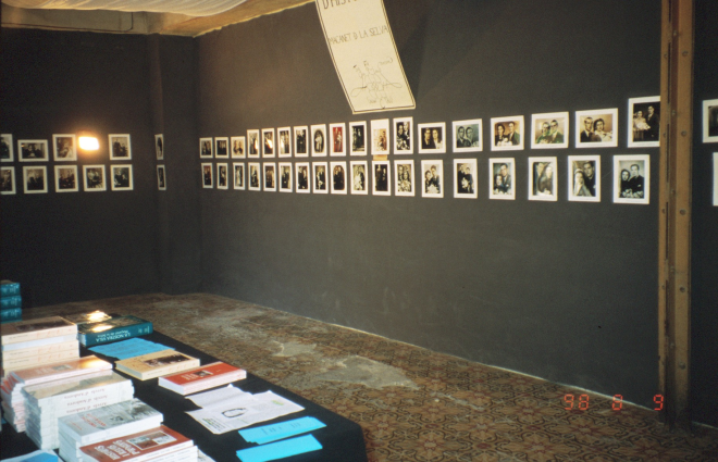 L'exposició de fotografies que ha muntat el taller d'història dedicada per segon any consecutiu a fotos de casametn antigues de parelles de maçanet, preparada per ser oberta a la vista del públic.