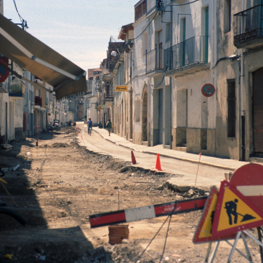 Obres de reforma i modernització del carrer dels Dolors, dins el pla d'adecuament de la vila de Maçanet.