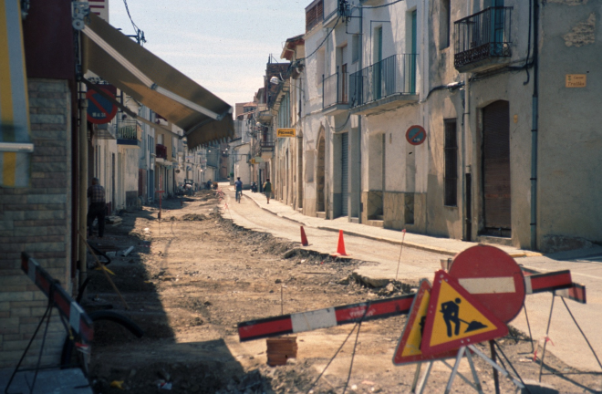 Obres de reforma i modernització del carrer dels Dolors, dins el pla d'adecuament de la vila de Maçanet.