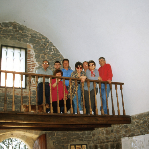 Grup de col·laboradors en la restauració de Sant Jordi, a dalt del cor de la capella, d'esquerra a dreta: Josep Reyner, Montserrat Artigas, Jordi Vergés, Josep Soler, Maria Babot, Josep Panosa, Lluïsa Soler i Juli Campeny