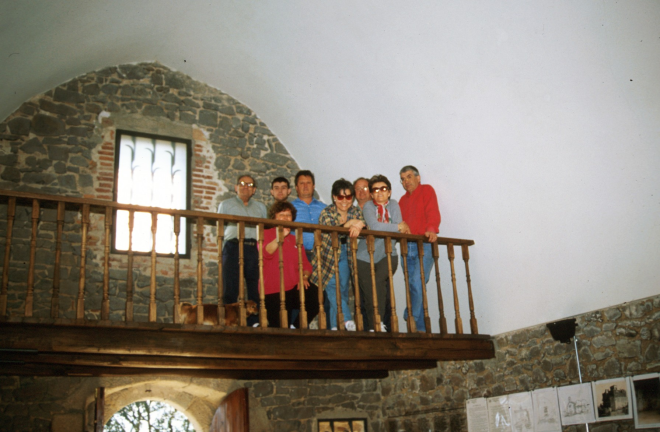Grup de col·laboradors en la restauració de Sant Jordi, a dalt del cor de la capella, d'esquerra a dreta: Josep Reyner, Montserrat Artigas, Jordi Vergés, Josep Soler, Maria Babot, Josep Panosa, Lluïsa Soler i Juli Campeny