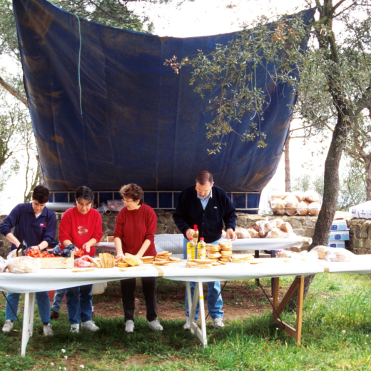 La gent del taller d'història preparant el dinar que s'ha de servir als assistens a l'aplec