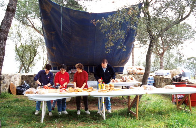 La gent del taller d'història preparant el dinar que s'ha de servir als assistens a l'aplec