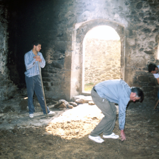 Primers treballs en la restauració de la capella de Sant Jordi, Josep Costa, Joaquim Roca i Francesc Guinart tres dels col·laboradors en l'obra.