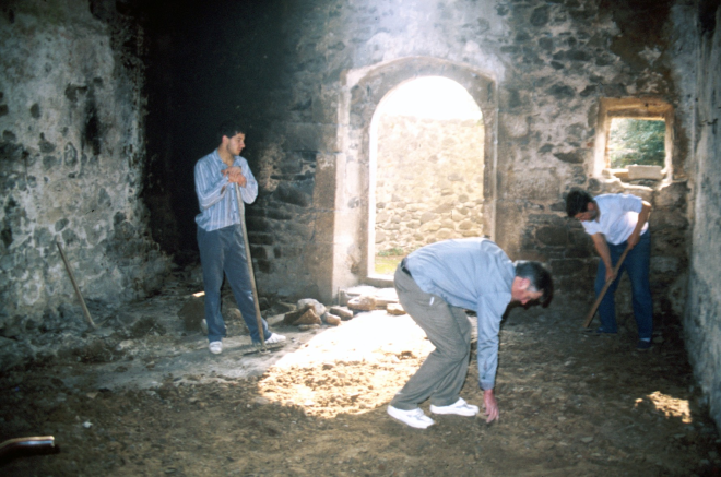 Primers treballs en la restauració de la capella de Sant Jordi, Josep Costa, Joaquim Roca i Francesc Guinart tres dels col·laboradors en l'obra.