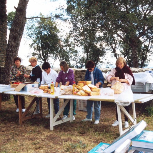 Col·laboradors del taller d'història preparant el dinar de l'aplec. D'esquerra a dreta: Montserrat Artigas, Herminia Brossa, ? , S. Tresserres, ? , Maria d'en Gimi (Joaquim Roca)