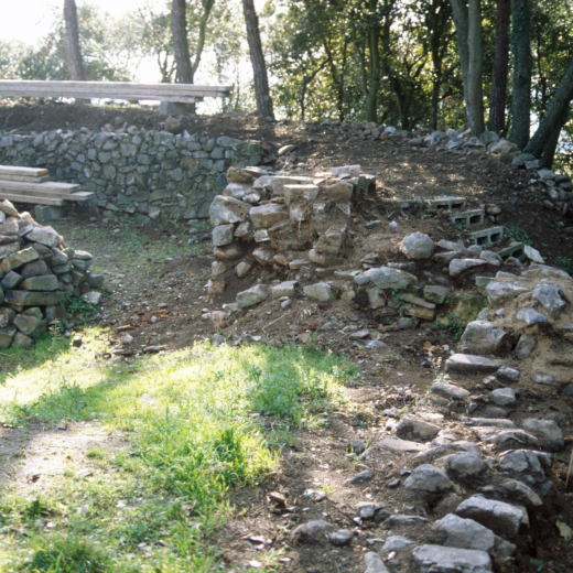 Aspecte dels murs dels fossars del Castell de Torcafelló abans de començar la seva restauració