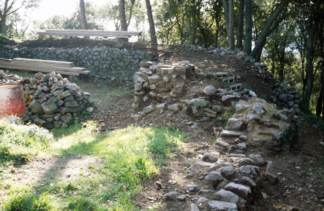Aspecte dels murs dels fossars del Castell de Torcafelló abans de començar la seva restauració