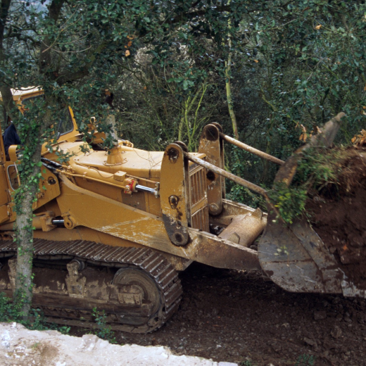 La màquina excavadora treballant en l'obertura del camí que envoltarà tot el recinte de Sant Jordi