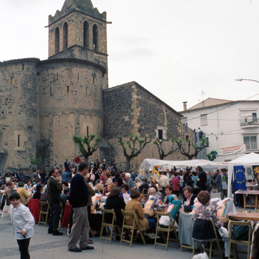 Un aspecte de la plaça de l'Església durant el concurs de puntaires de coixí. Mestres la cobla toca les sardanes