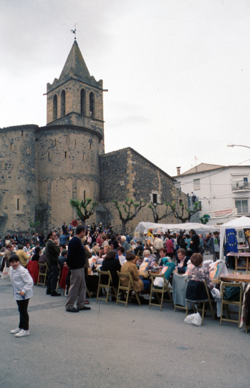 Un aspecte de la plaça de l'Església durant el concurs de puntaires de coixí. Mestres la cobla toca les sardanes