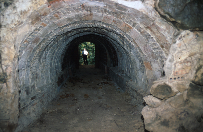 Túnel d'entrada al pou del glaç al fons en Martí Tomàs