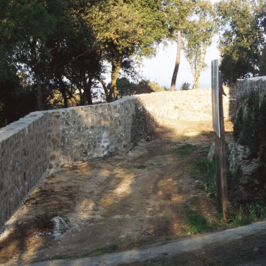 Vista parcial dels murs reconstruïts del fossar de Sant Jordi