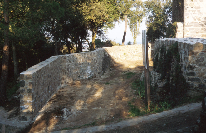 Vista parcial dels murs reconstruïts del fossar de Sant Jordi