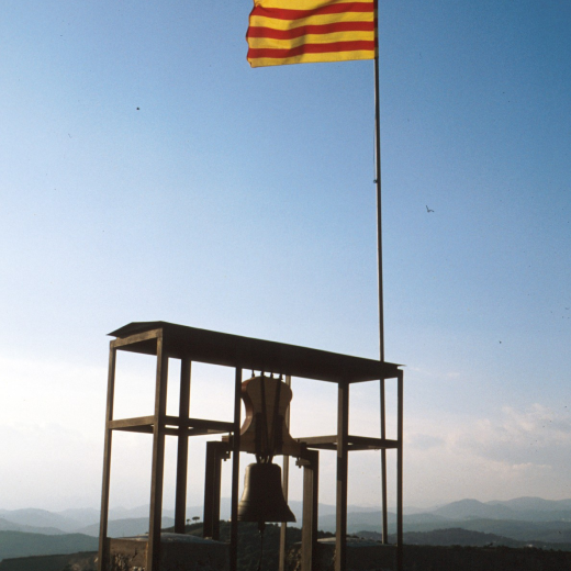 La senyera oneja al vent al més alt de Sant Jordi